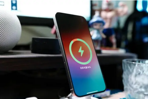 望花苹果15换屏服务分享用什么充电器给iPhone15充电更好 